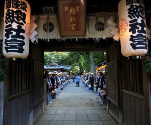 H24おまつり部門入選・神事を待つ・中島一之