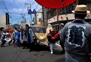 H25おまつり部門市長賞「練り歩く獅子舞」