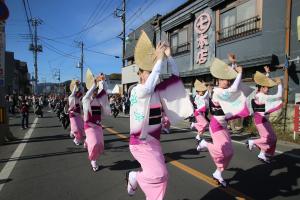 『H26入選　老舗の前の踊り道　朝香俊雄』の画像