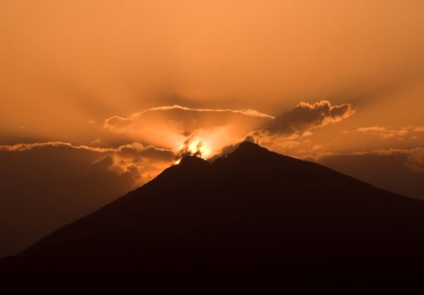 『2021入選9_筑波山に日が落ちる』の画像