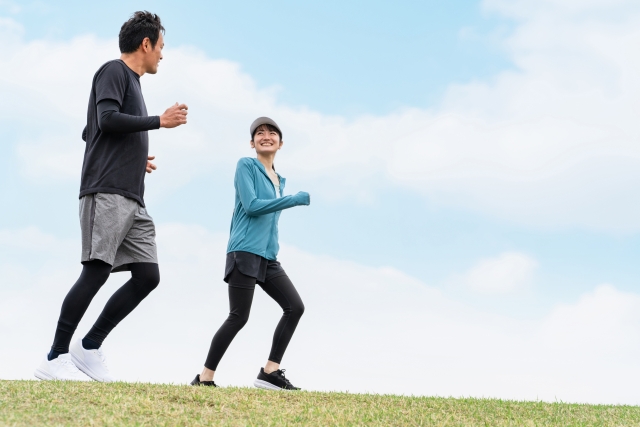 ウォーキングしている男女