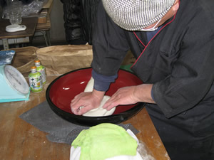 やさとそばを捏ねている人