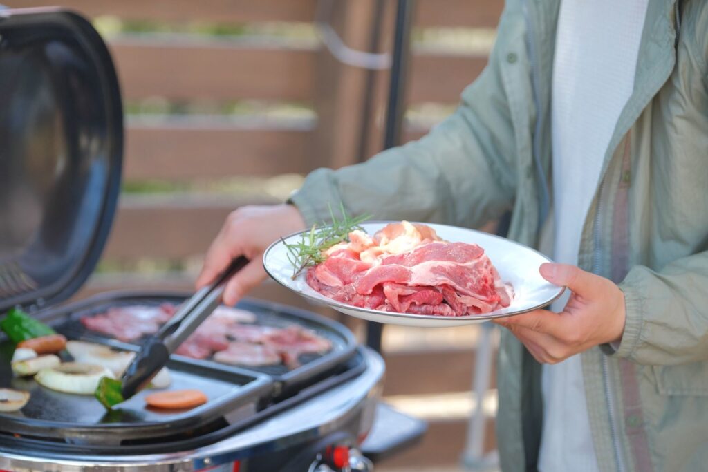 花やさと山で食事をしているところ