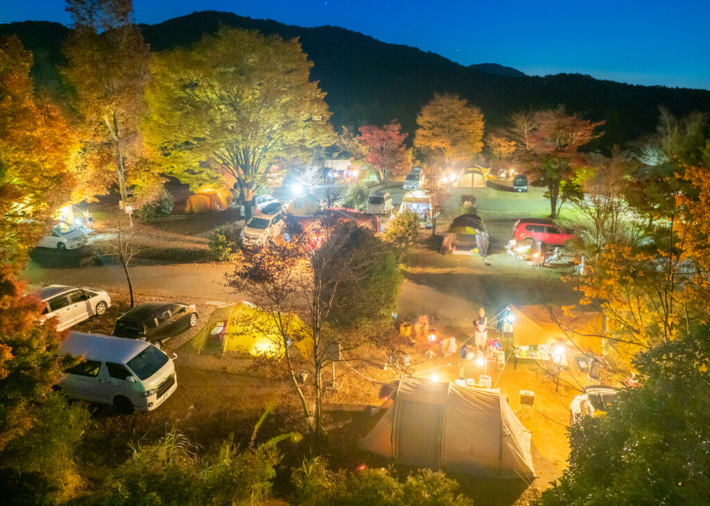 『賑わうキャンプ場』中根英治