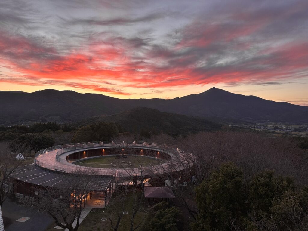 『夕焼け筑波山とサークルロッジの灯』菊池睦